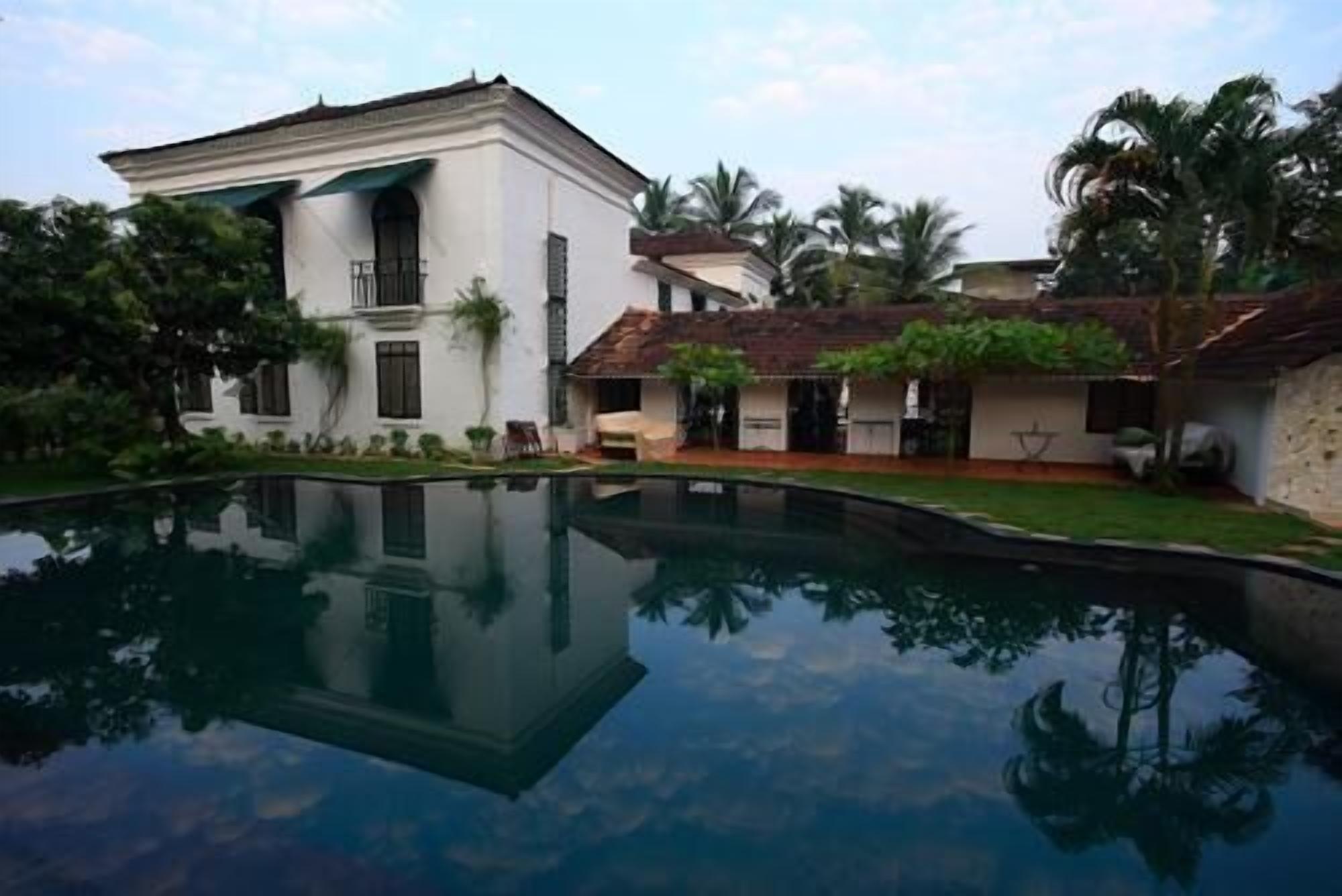 Una casa grande con una piscina al frente.