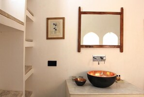 تجهيزات دش، مستلزمات مجانية للعناية الشخصية، مجففات شعر، مناشف