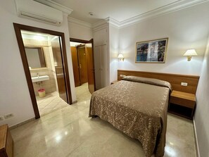 Standard Room | Minibar, in-room safe, desk, free WiFi - Hotel Principe Di Piemonte (Rome)