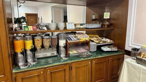 Free daily buffet breakfast - Hotel Principe Di Piemonte (Rome)