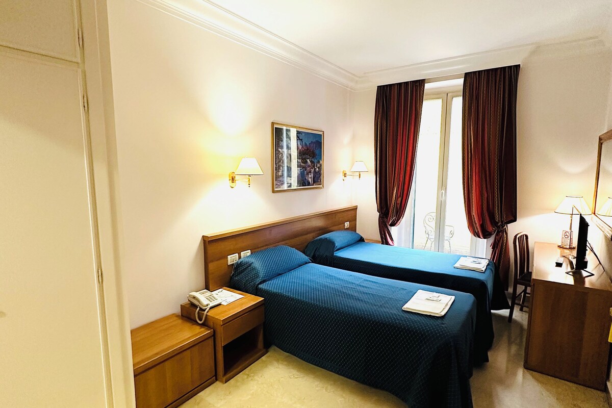 Minibar, in-room safe, desk, WiFi (free)