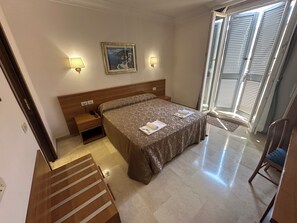 ميني بار وخزنة داخل الغرفة ومكتب وواي فاي مجانًا