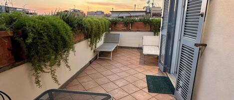 Habitación estándar | Minibar, caja de seguridad en la habitación, escritorio y wifi gratis