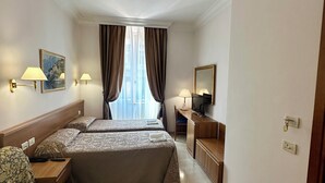 Standard Room | Minibar, in-room safe, desk, WiFi (free) - Hotel Principe Di Piemonte (Rome)