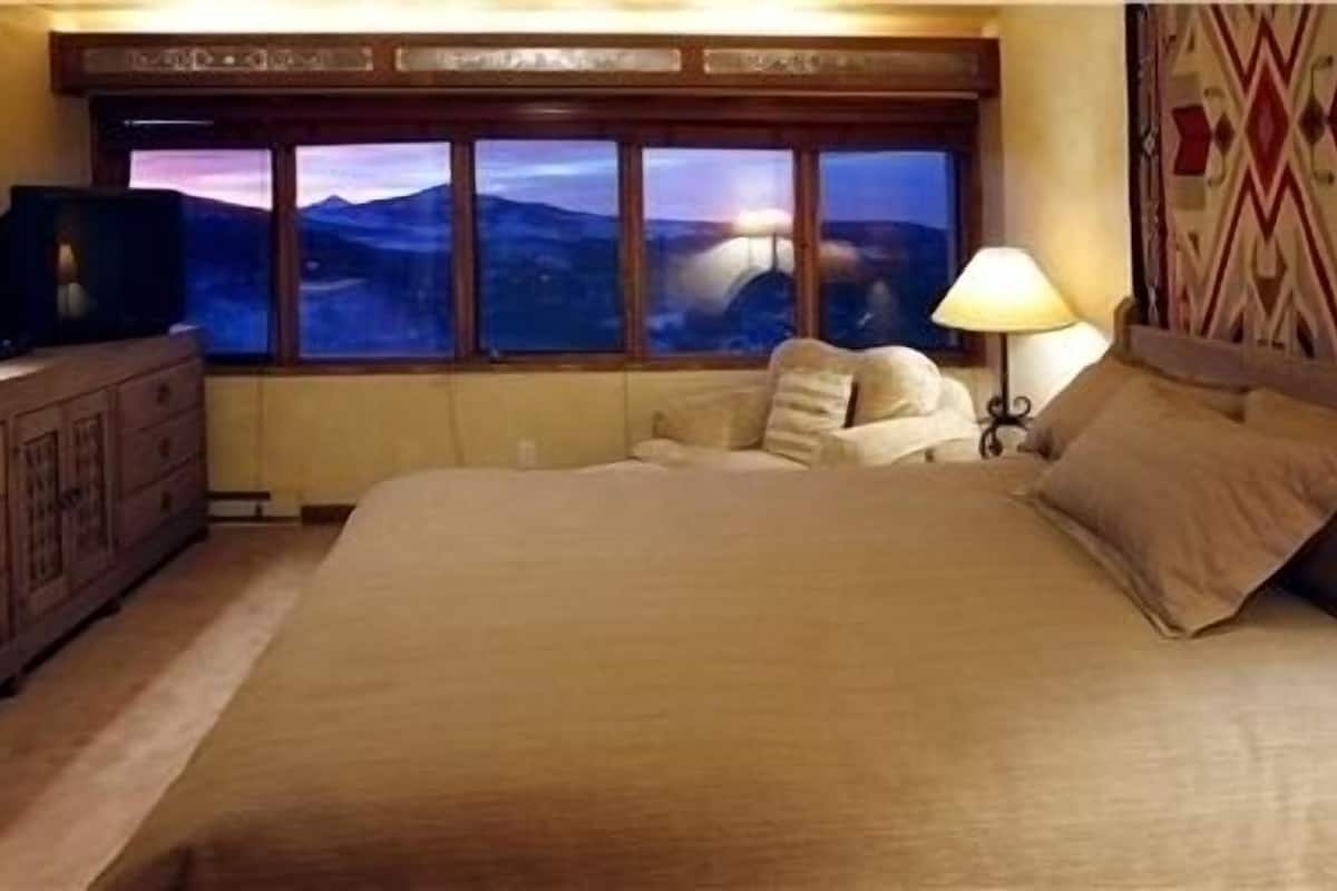 Kamar, 2 kamar tidur, tepi gunung | Seprai premium, setrika/meja setrika, dan tempat tidur lipat/tambahan