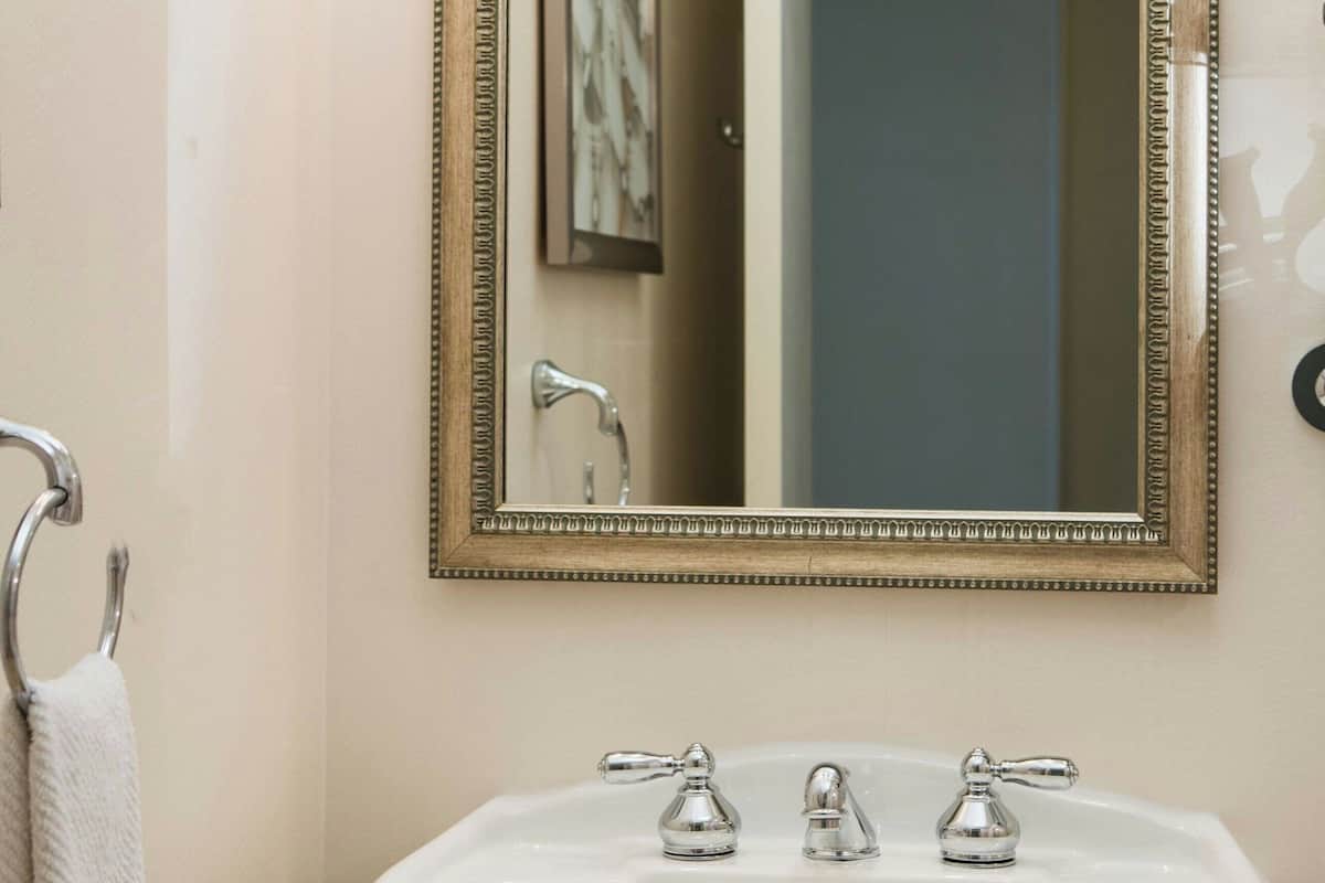 combined shower/bathtub, free toiletries, hair dryer, towels