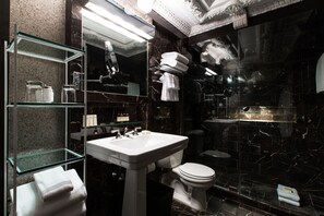 Alloggio su due livelli, 1 letto king | Bagno | Doccia, set di cortesia firmato, asciugacapelli, accappatoio