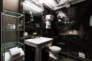 复式, 1 张特大床 | 浴室 | 淋浴设施、名牌洗护用品、吹风机、浴袍