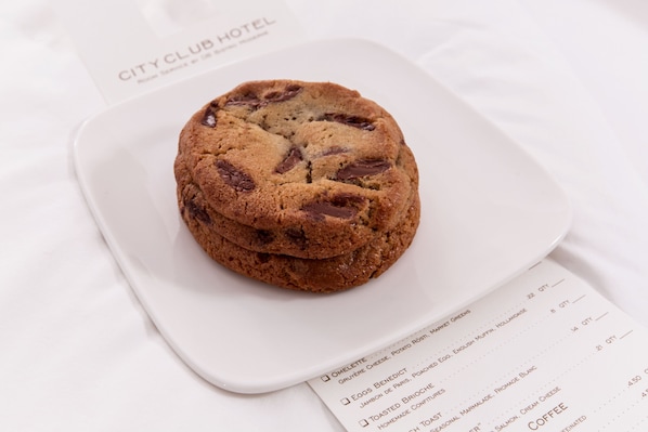 Um biscoito sobre um prato branco, com um menu logo abaixo.