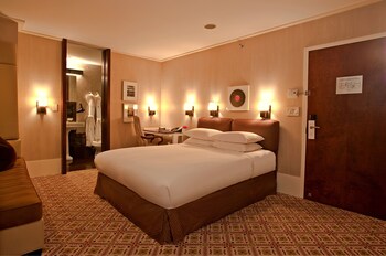 Luxury Room, 1 Queen Bed, Accessible | Frette Italian sheets, premium bedding, down comforters, pillowtop beds at City Club Hotel