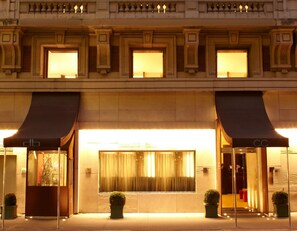 Voorkant accommodatie - avond/nacht