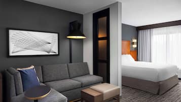 Peti besi dalam bilik, meja, langsir/tirai gelap terus