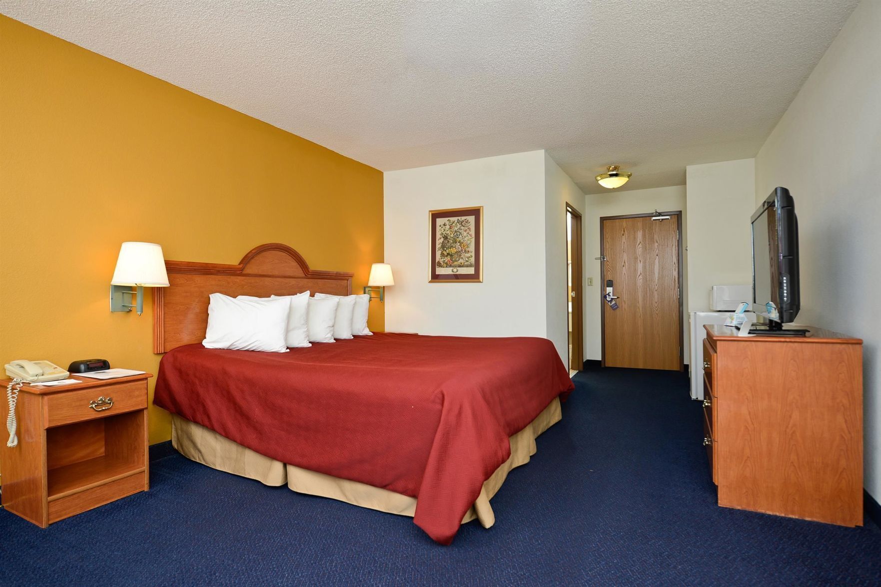 Safe på rommet, skrivebord og strykejern/-brett