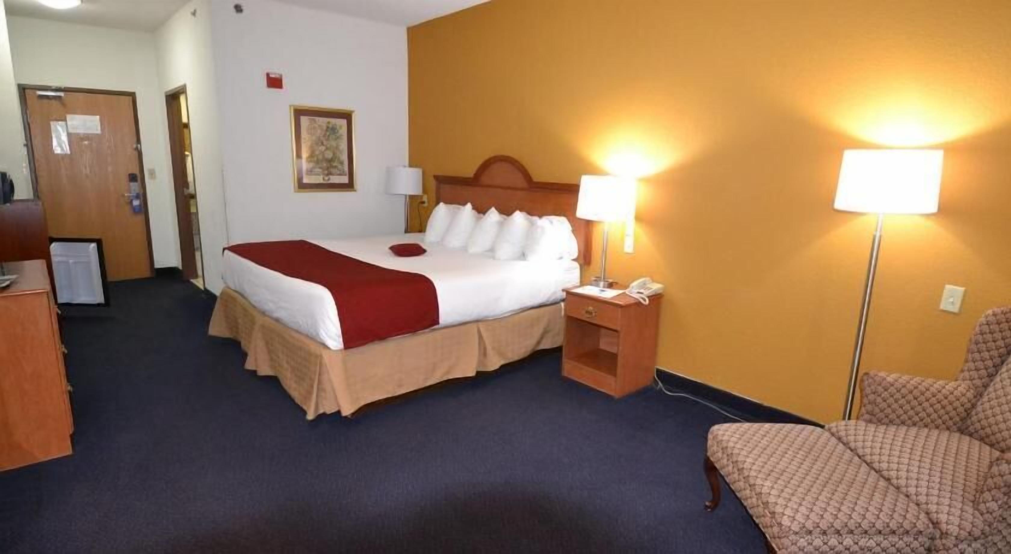 Safe på rommet, skrivebord og strykejern/-brett