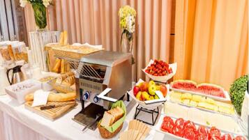 Daily buffet breakfast (PLN 49 per person)