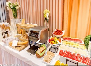 Daily buffet breakfast (PLN 75 per person)