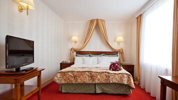 1 bedroom, hypo-allergenic bedding, minibar, in-room safe