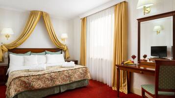 Traditional Suite | 1 bedroom, hypo-allergenic bedding, minibar, in-room safe