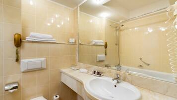 Une salle de bain avec un lavabo, un miroir et une douche.