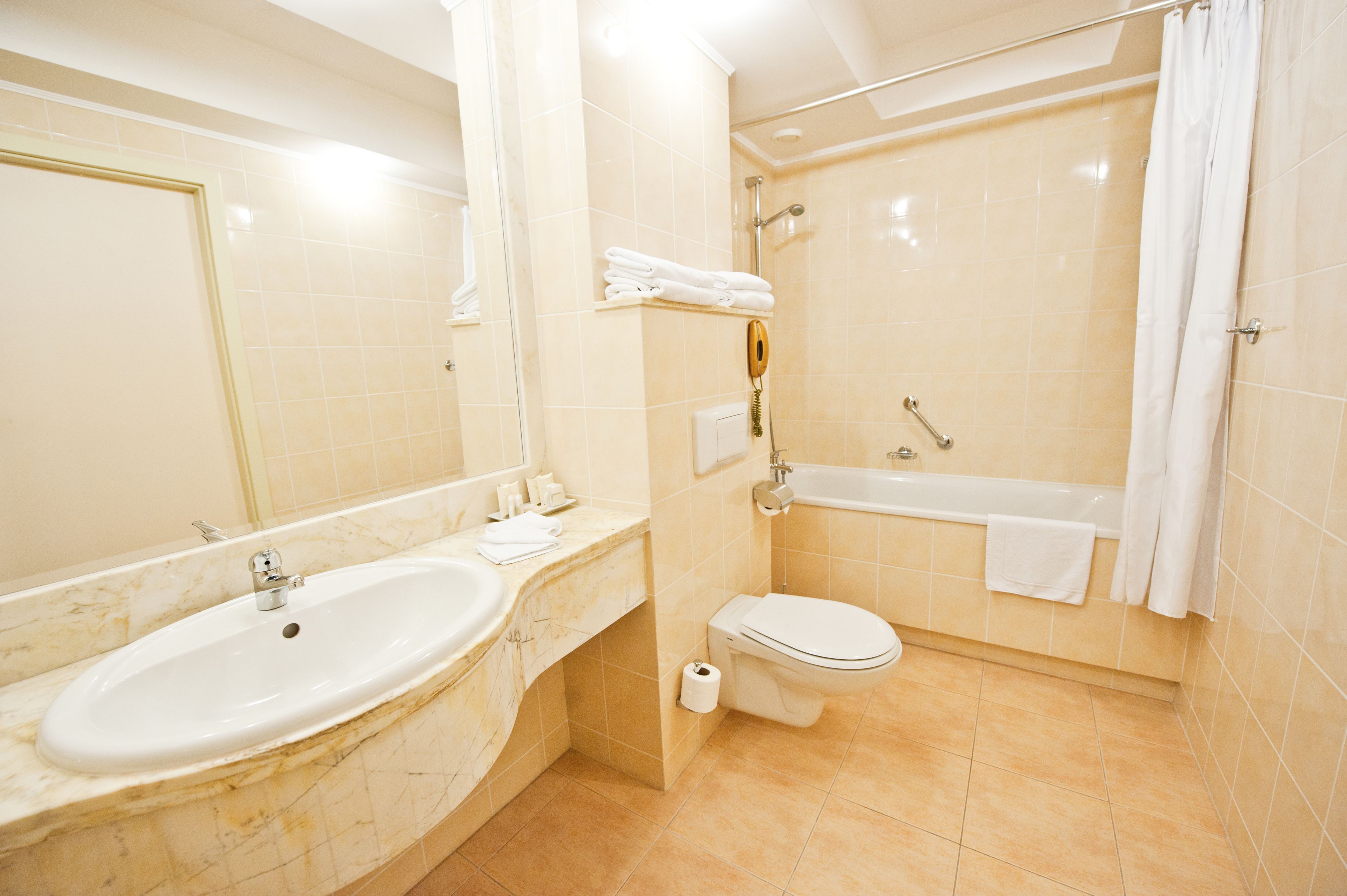 executive double room | bathroom | combined shower/bathtub, free toiletries, hair dryer, towels