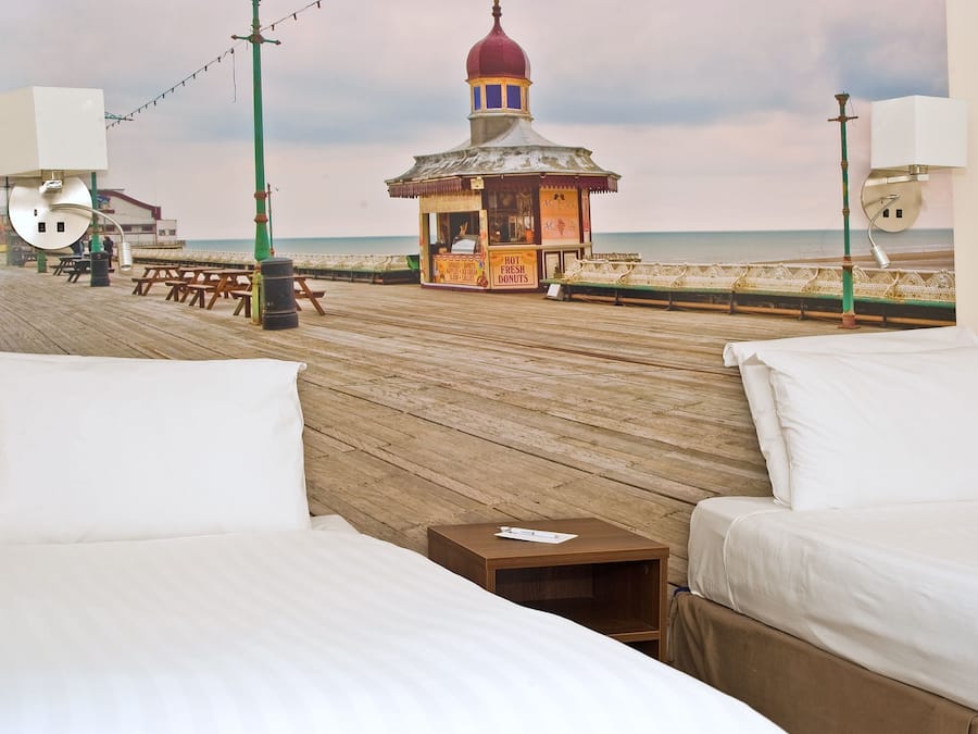 Schreibtisch, laptopgeeigneter Arbeitsplatz, Verdunkelungsvorhänge