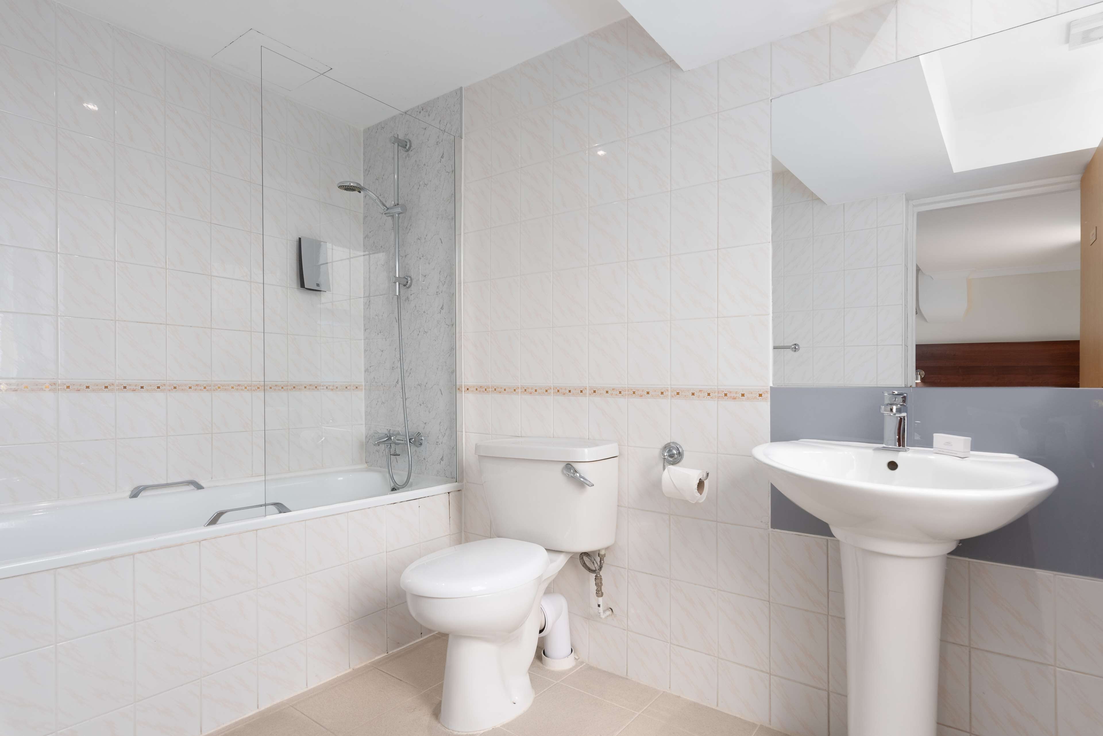 Une salle de bain moderne avec une baignoire, des toilettes et un lavabo.