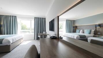 Golf Deluxe Twin | In-room safe, desk, iron/ironing board (on request), free WiFi
