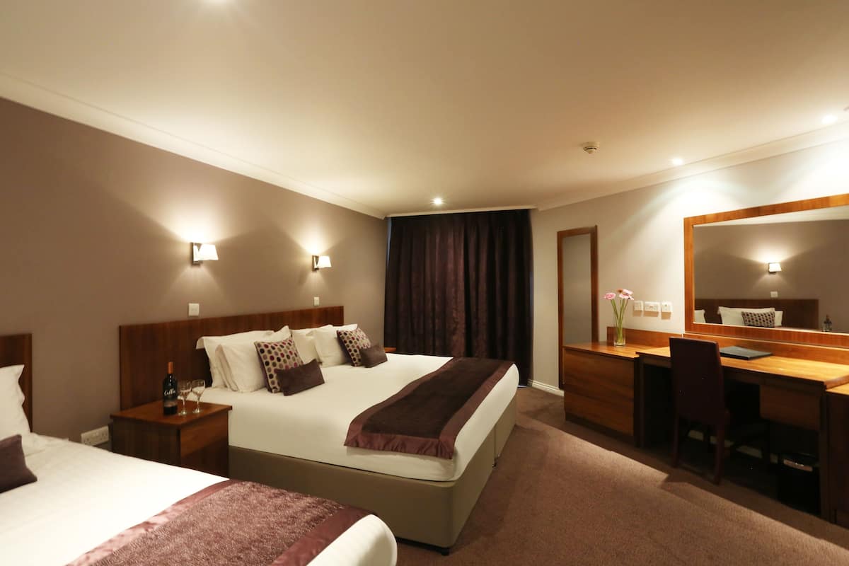 Chambre triple Club | Coffre-fort pour ordinateur portable, bureau, fer et planche à repasser