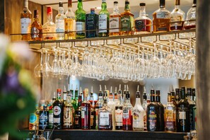 2 bars-salons, bar attenant à la piscine