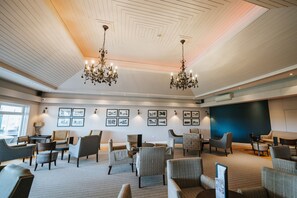 2 bars/lounges, poolside bar - Stoke by Nayland Hotel, Golf and Spa (Colchester)