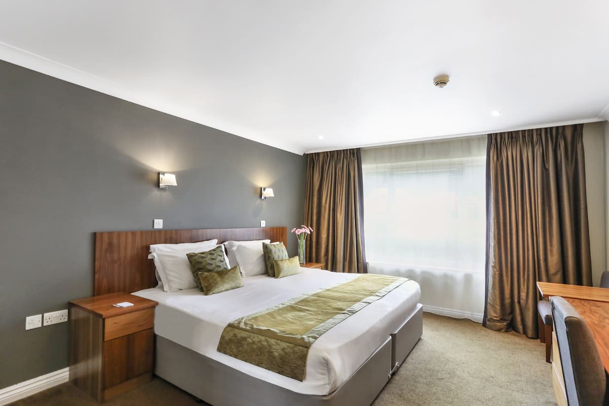 Club Double or Twin Room | 1 bedroom, in-room safe, desk, iron/ironing board