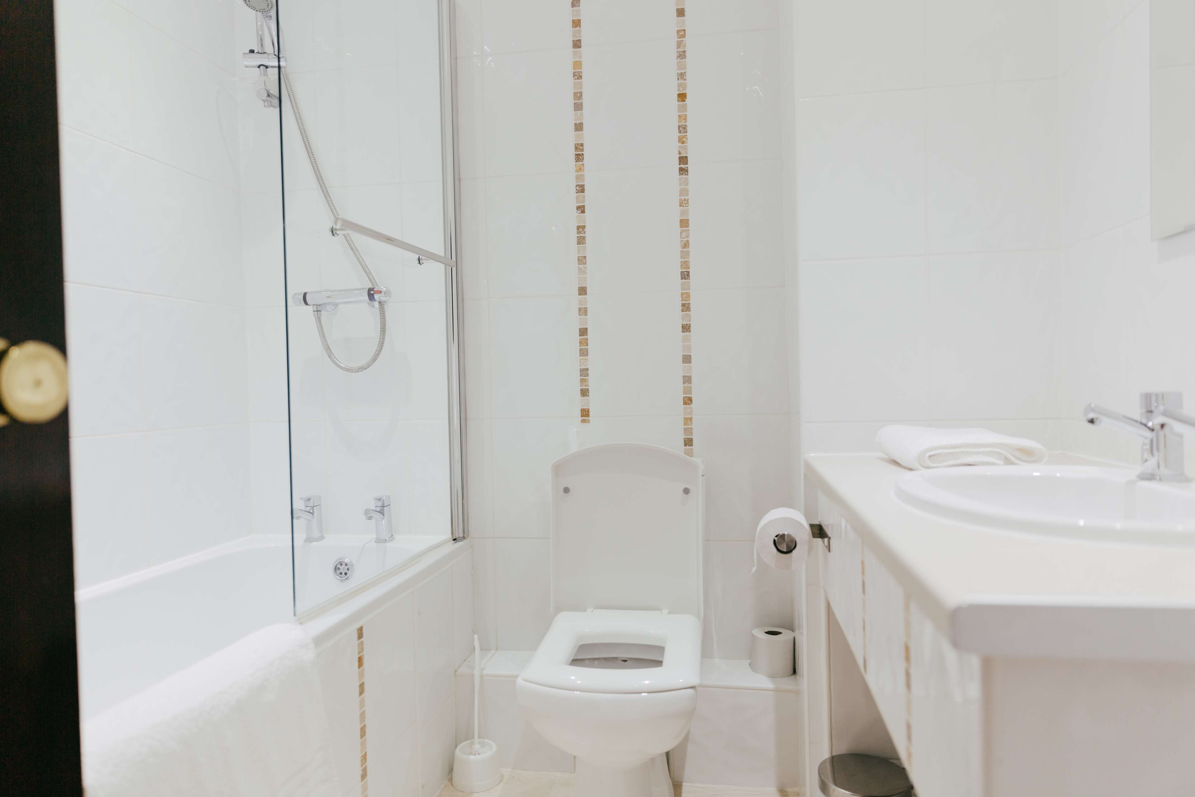 Ein Badezimmer mit Badewanne, Toilette und Waschbecken.