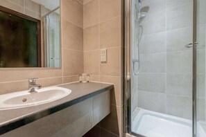 Habitación estándar, 1 cama doble, no fumadores (Shower Only;Small Room) | Escritorio, cortinas opacas, tabla de planchar con plancha y wifi gratis