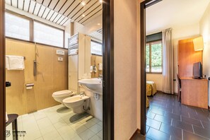 Habitación cuádruple | Minibar, caja de seguridad en la habitación y escritorio 