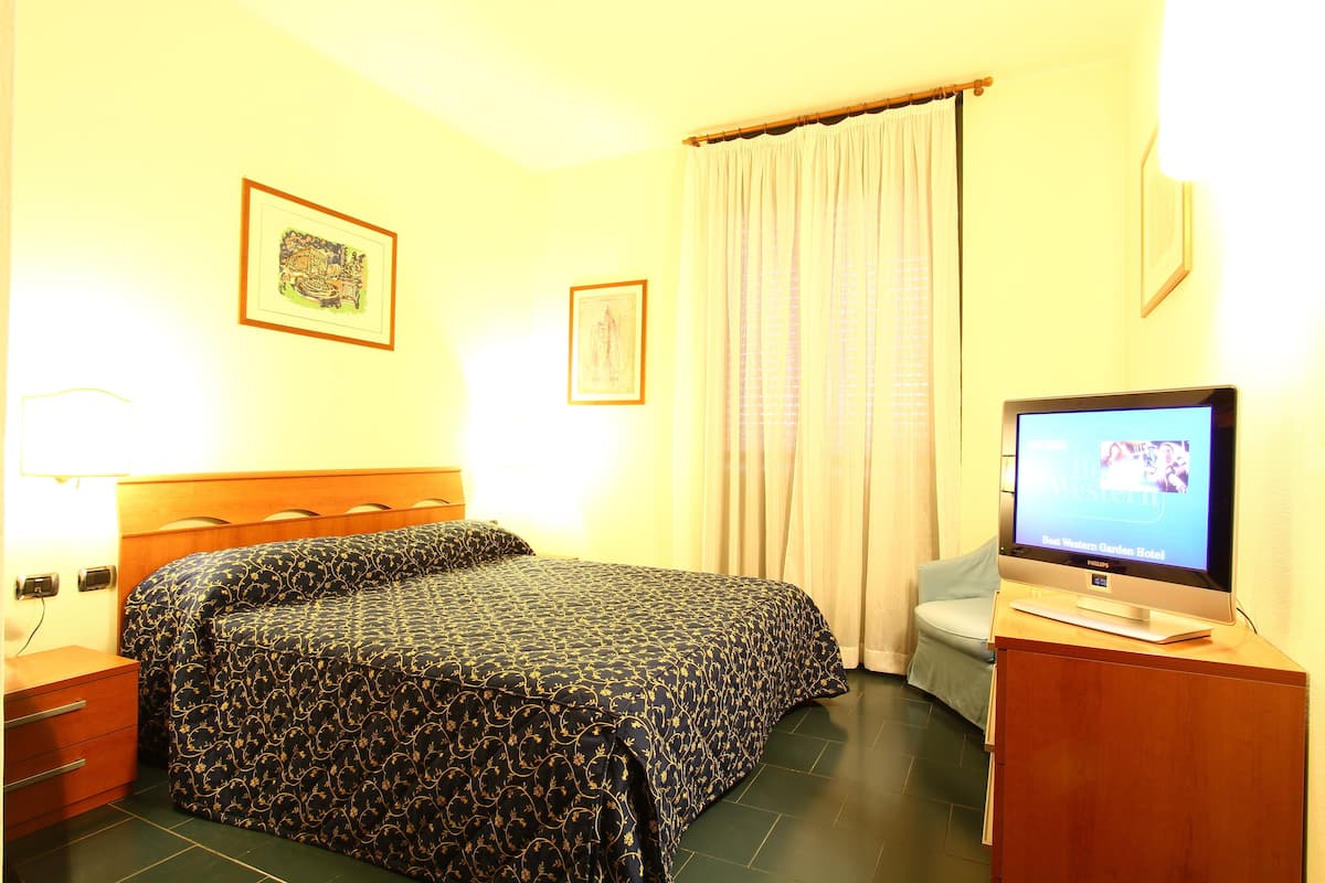 Double Room | Minibar, in-room safe, desk, soundproofing