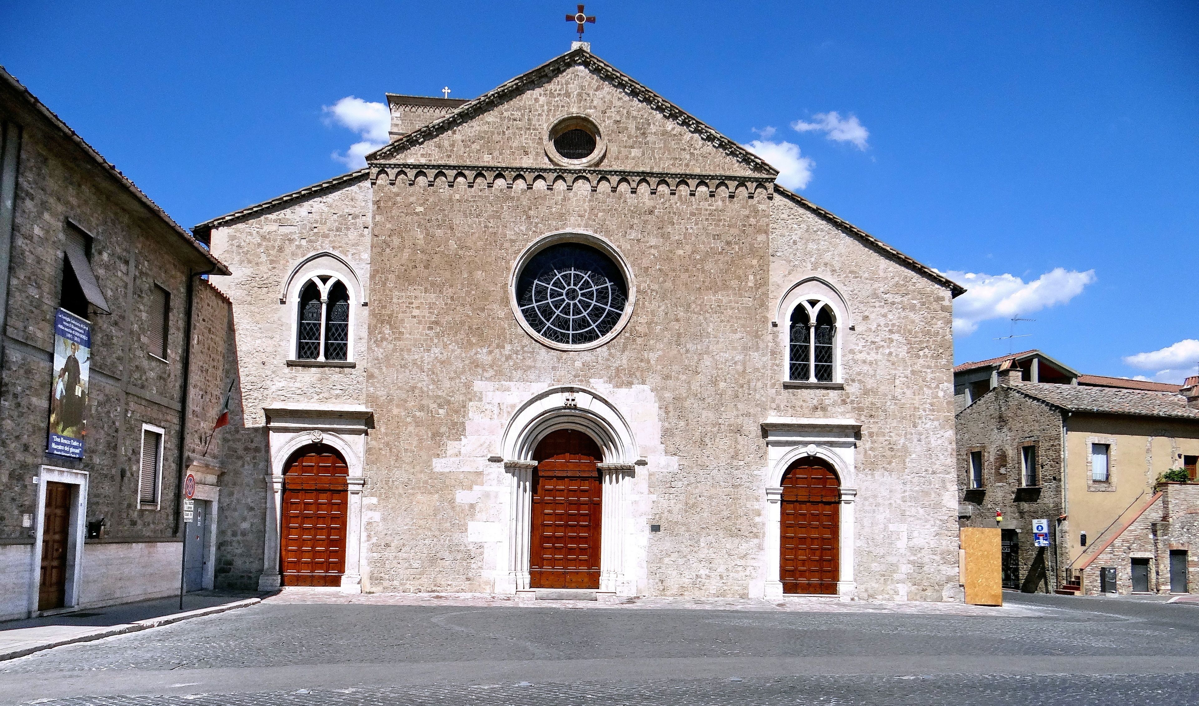 Una chiesa storica con una cupola centrale, finestre ad arco e un campanile.