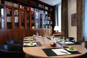 Breakfast, lunch, dinner served; American cuisine 