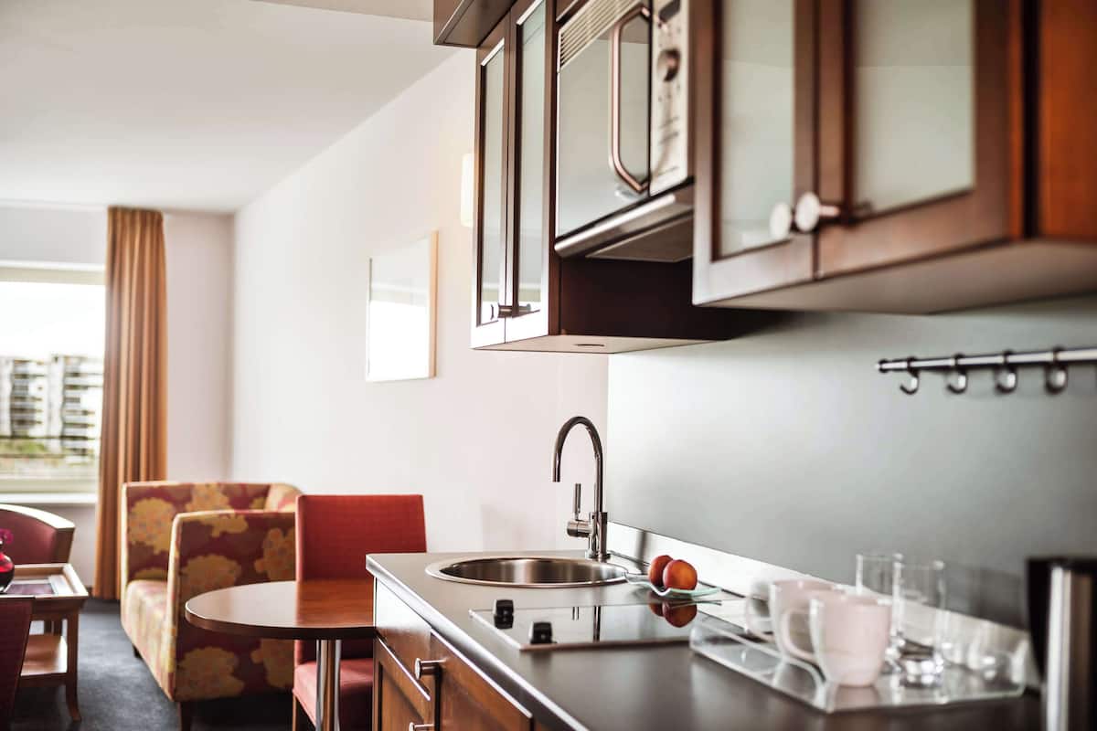 deluxe room, 1 king bed, kitchenette | private kitchen | mini-fridge, coffee/tea maker, electric kettle