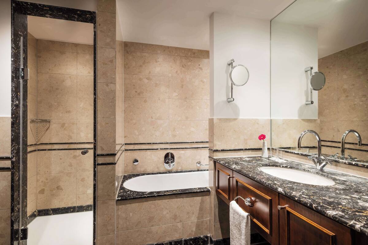junior suite (skyline view) | bathroom | eco-friendly toiletries, hair dryer, towels