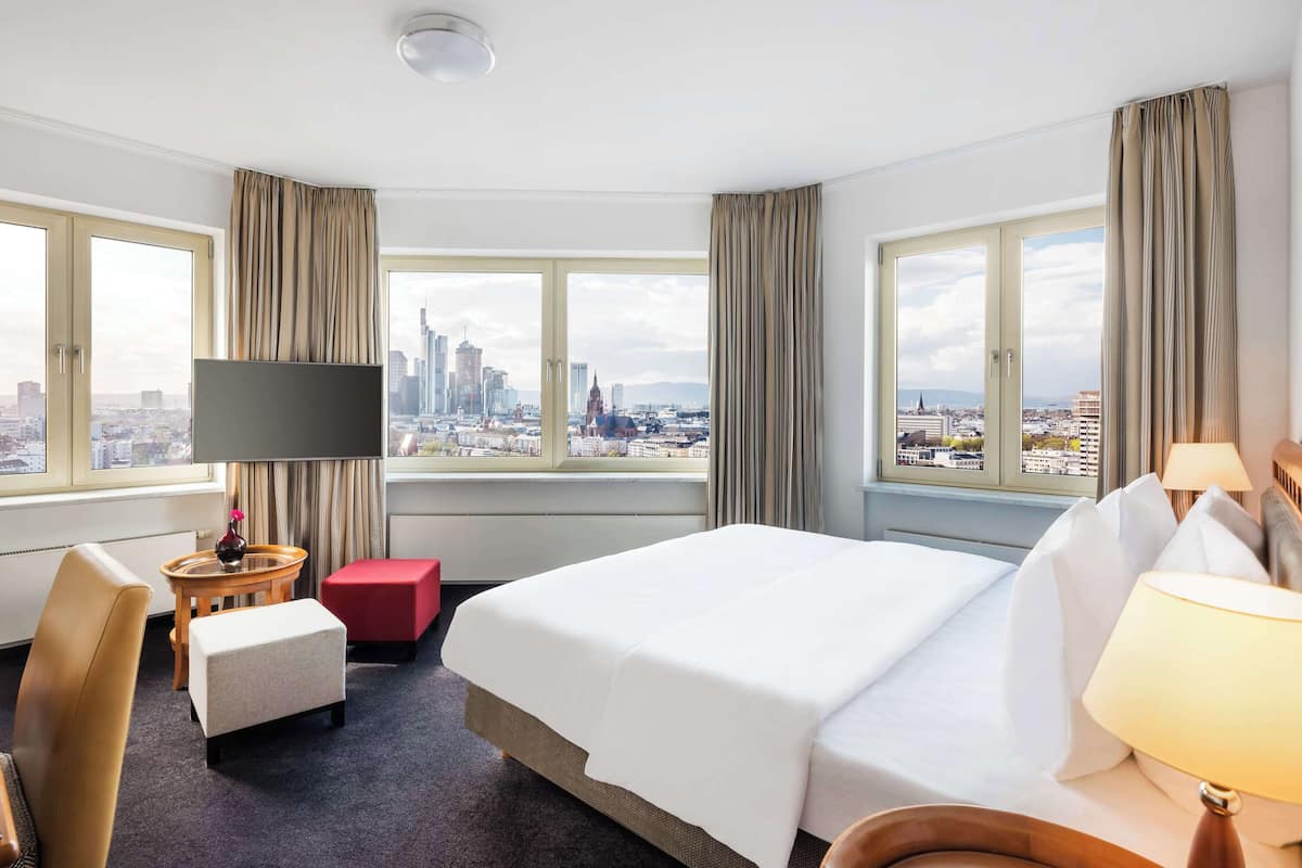 Room, 1 King Bed, Kitchenette (Skyline View) | 1 bedroom, memory-foam beds, in-room safe, individually decorated