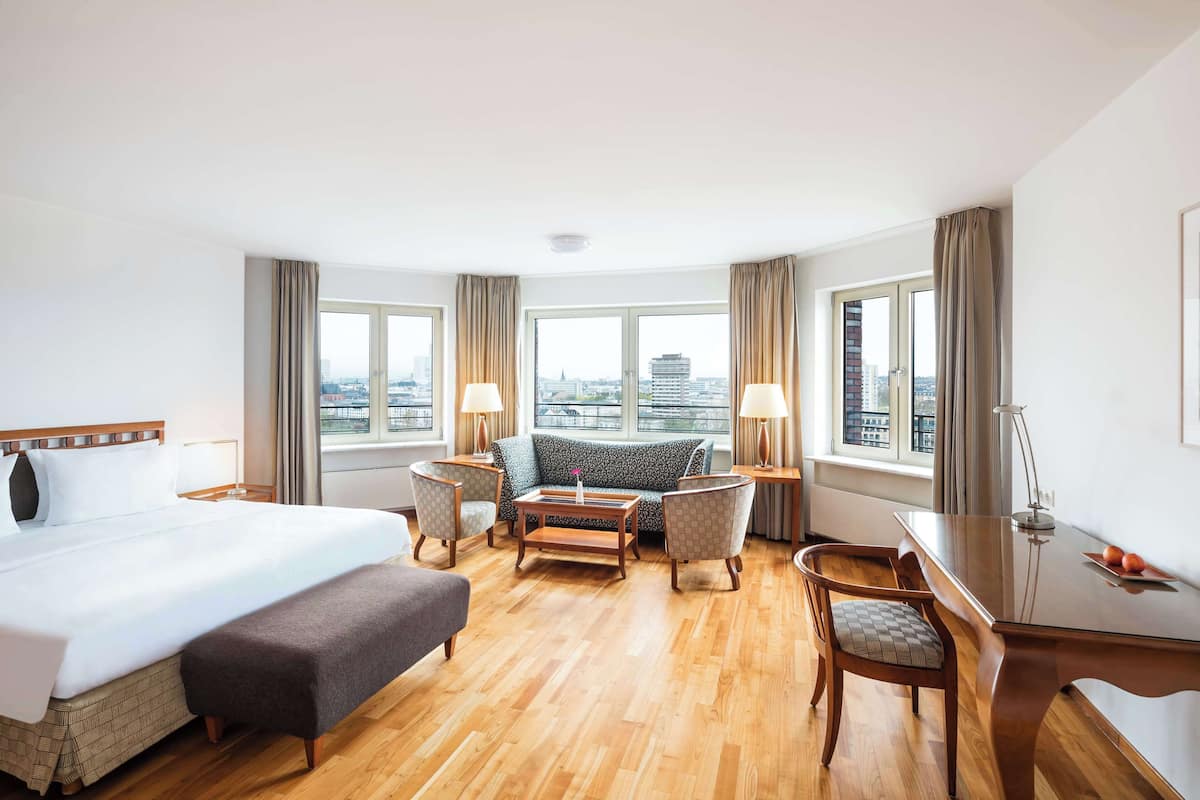 deluxe room, 1 king bed (skyline view) | memory-foam beds, minibar, in-room safe, individually decorated