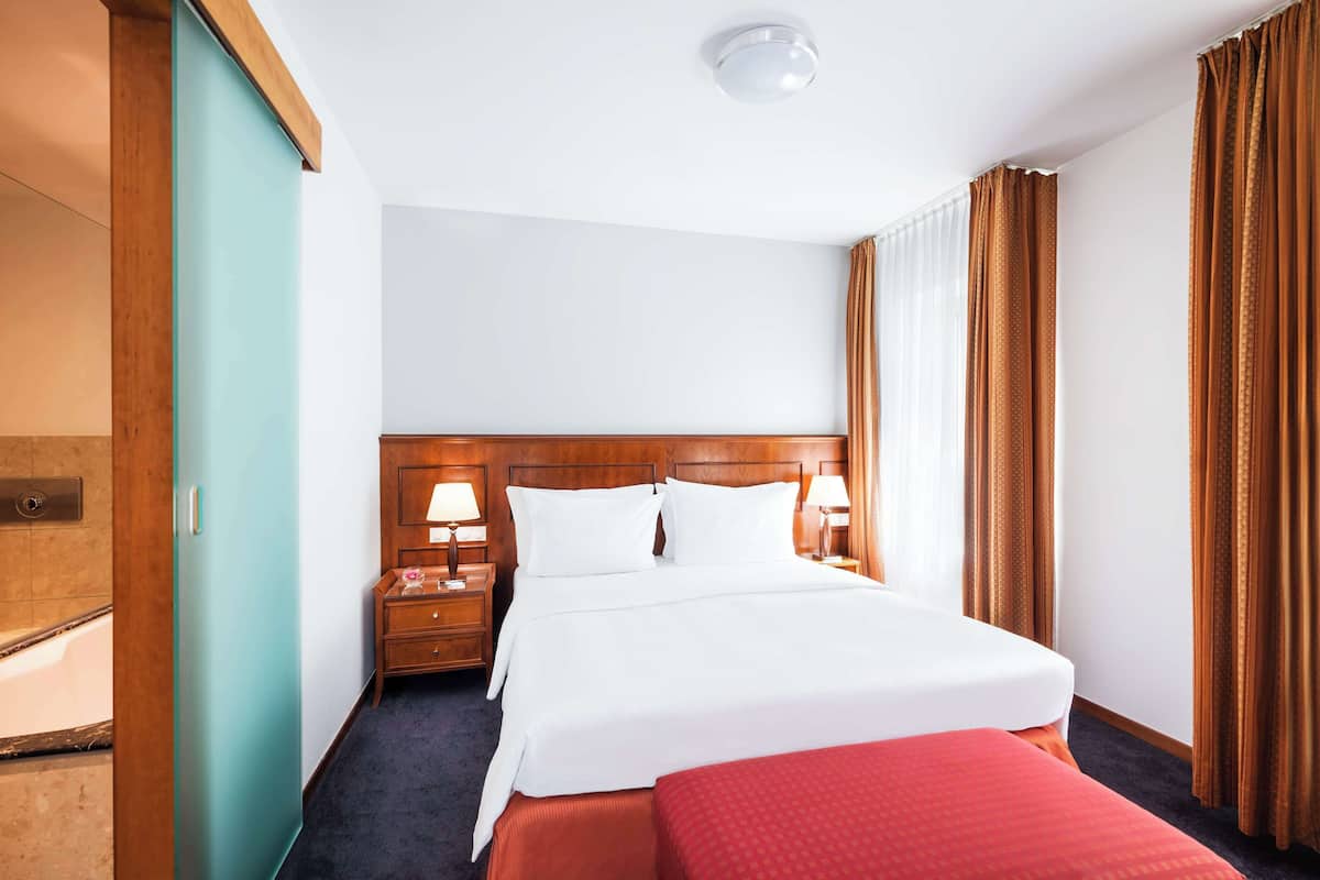 Room, 1 Queen Bed, Kitchenette | 1 bedroom, memory-foam beds, in-room safe, individually decorated