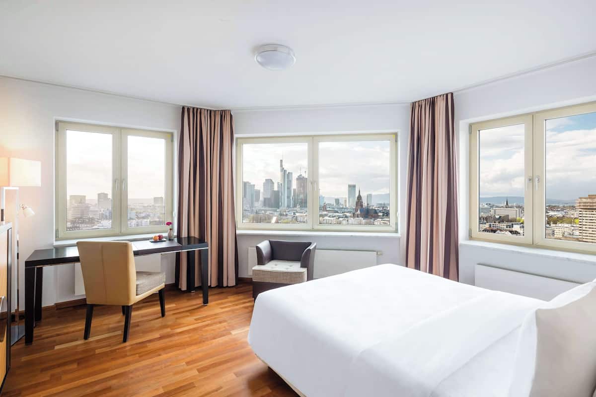 room, 1 queen bed (skyline view) | memory-foam beds, minibar, in-room safe, individually decorated