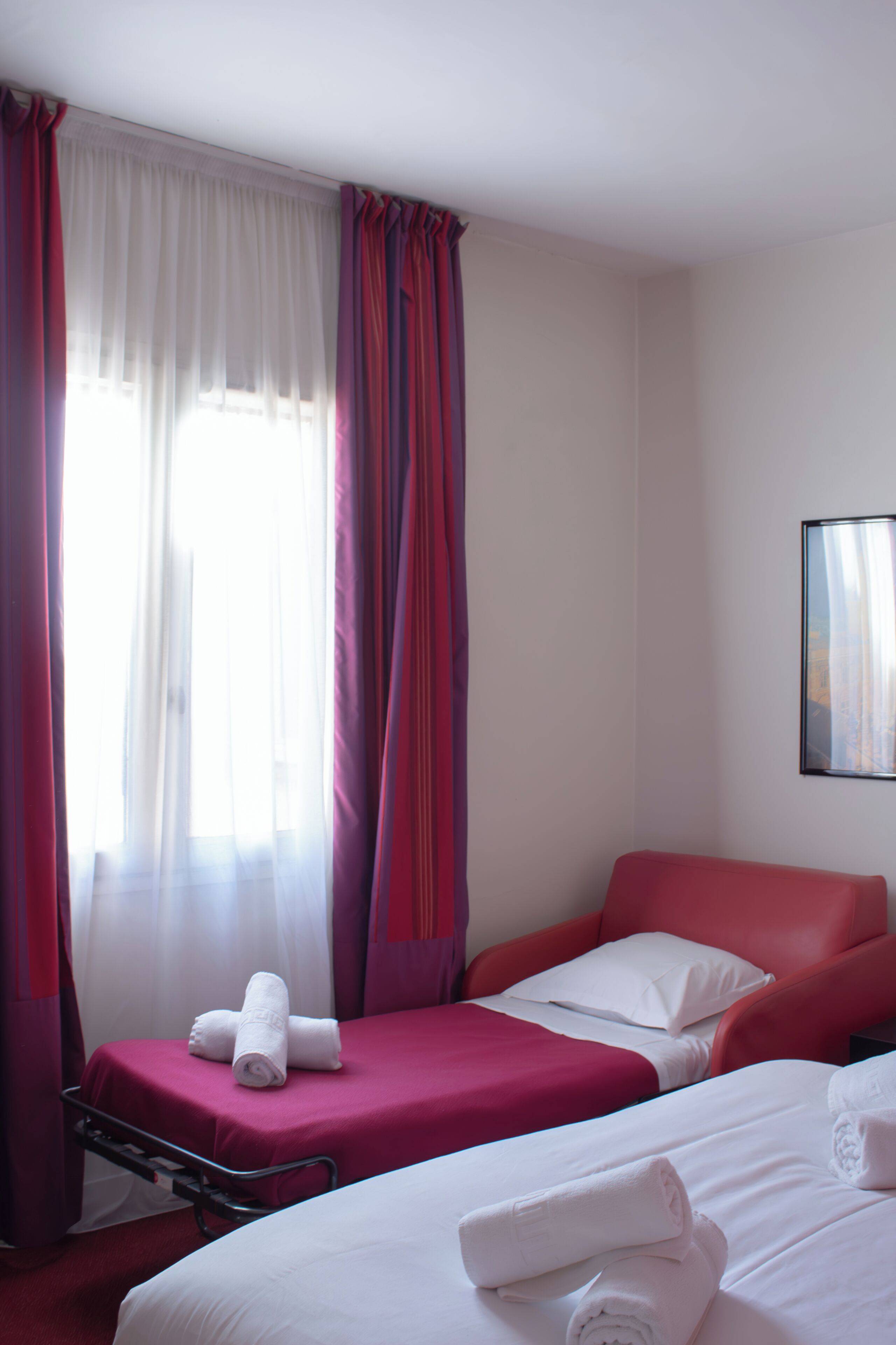 غرفة سوبريور ثلاثية - سرير كبير مع أريكة سرير | أغطية فراش متميزة وخزنة داخل الغرفة ومكتب وستائر تعتيم