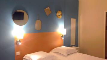 Seprai premium, brankas, meja kerja, dan tirai kedap cahaya