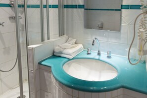 Classic Single Room, 1 Twin Bed | Bathroom | Free toiletries, hair dryer, towels, soap