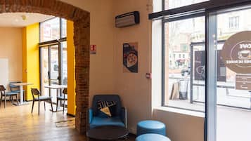 Se ofrece un desayuno bufé (12.90 EUR por persona)
