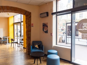 Se ofrece un desayuno bufé (12.90 EUR por persona)