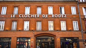 A building with the sign "LE CLOCHER DE RODEZ" indicating a restaurant or cafe. - Hotel Le Clocher de Rodez (Toulouse)