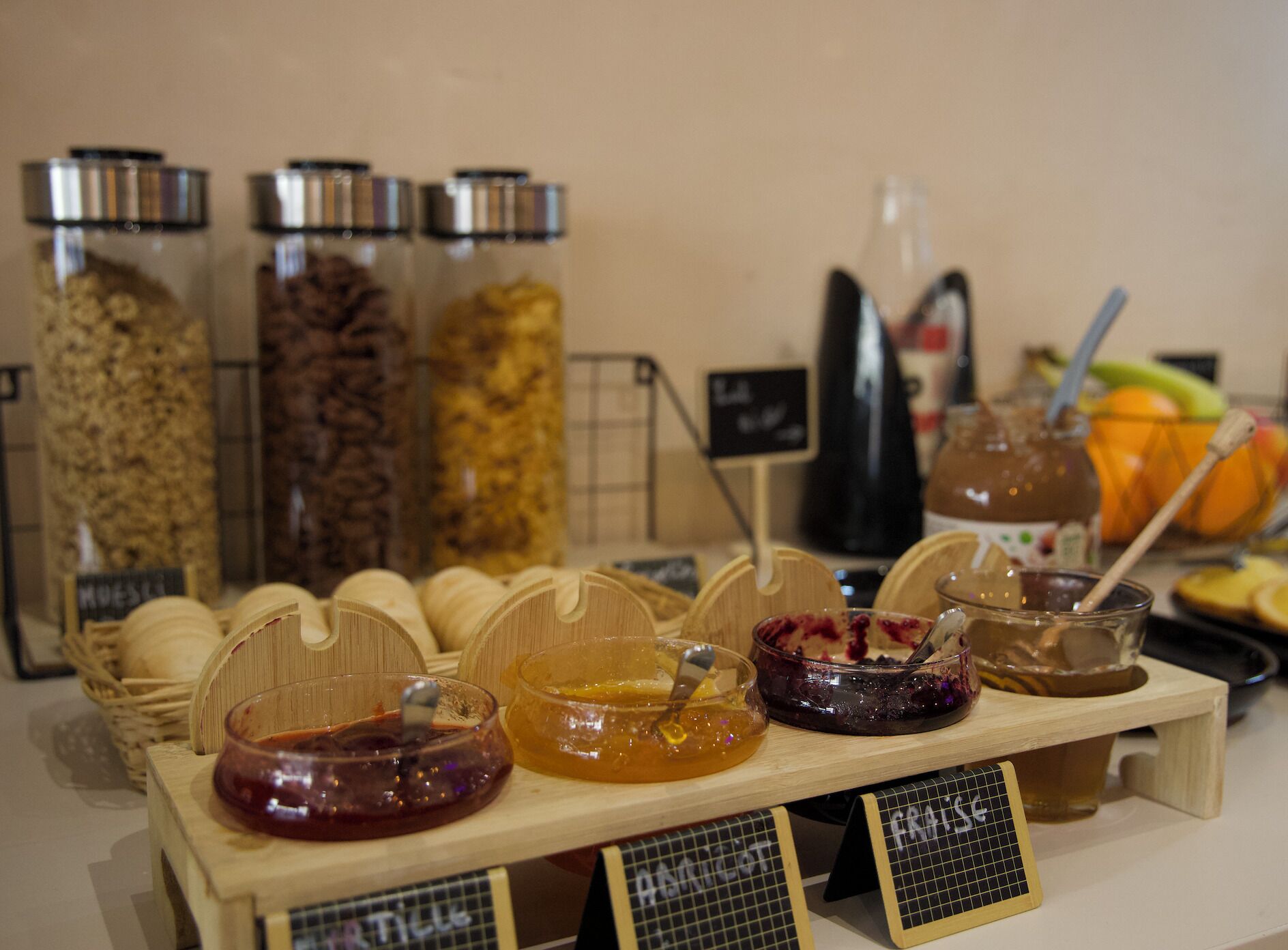 Una exhibición de alimentos con diferentes condimentos y frascos de pepinillos.